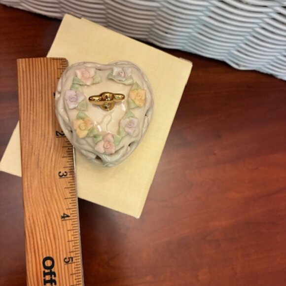Lenox Heart Covered Trinket Ring Box Bone Ceramic Flowers Scroll w Gold Accents - Picture 4 of 7